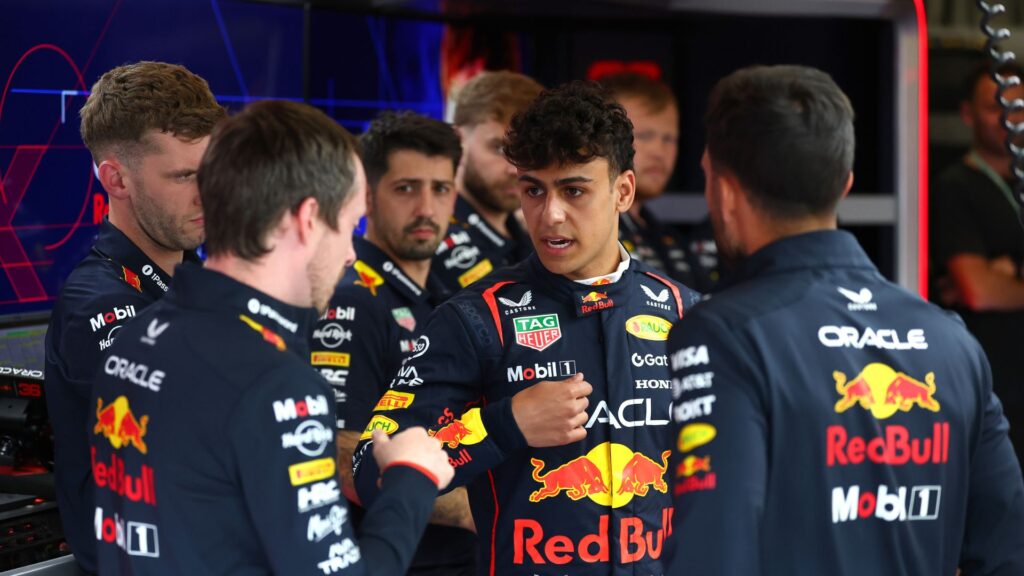 Arvid Lindblad i Red Bulls garage under F1-debuten