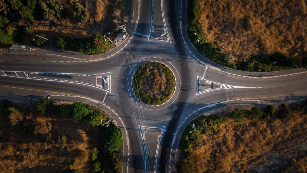 Drönarbild över traditionell cirkulationsplats med väganslutningar.