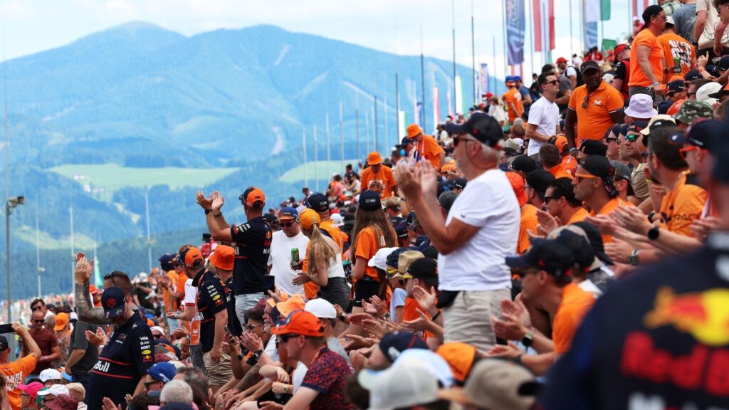 Publik i orange supporterkläder under Formel 1-helgen på Red Bull Ring 2025.