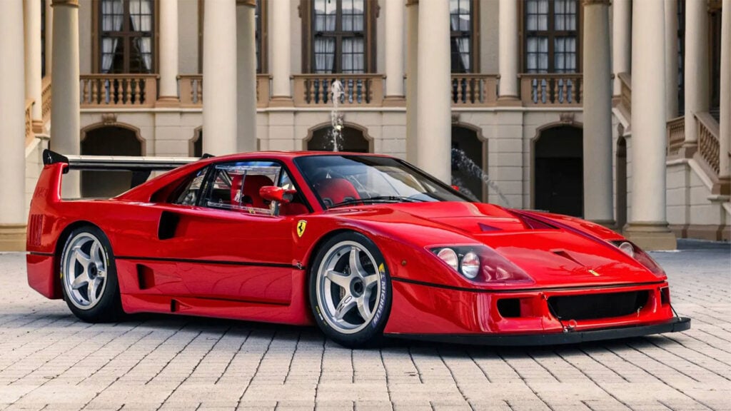 Rööd Ferrari F40 LM snett framifrån