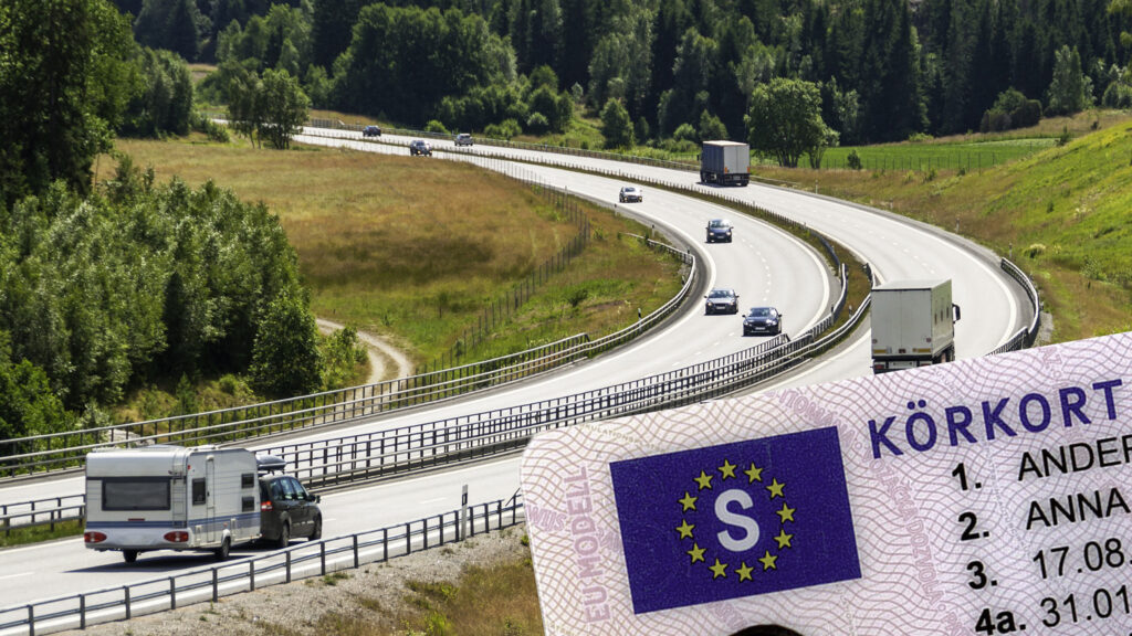 Motorväg genom landskap samt del av körkort.