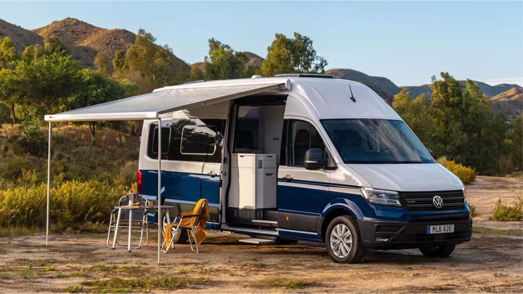 Volkswagen Grand California uppställd i naturen.