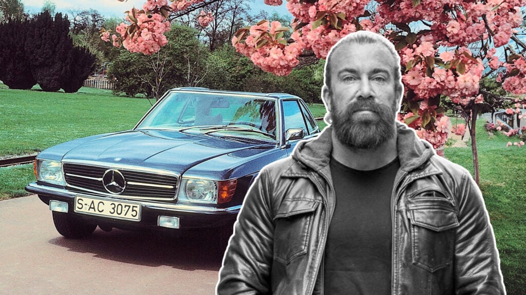 Mercedes-Benz 350 SL på grusväg med träd bredvid. Jan Emanuel infälld till höger.