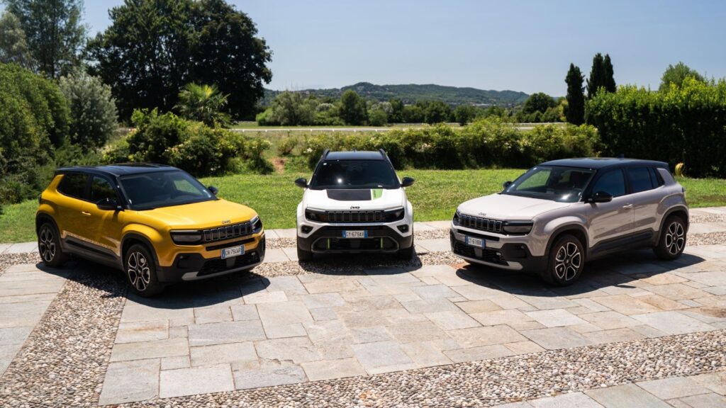Tre Jeep Avenger-modeller 2025 i olika färger uppställda utomhus