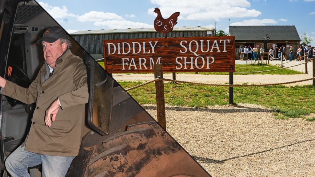 Jeremy Clarkson vid sin traktor och skylten till Diddly Squat Farm Shop i Cotswolds, känd från Clarkson’s Farm.