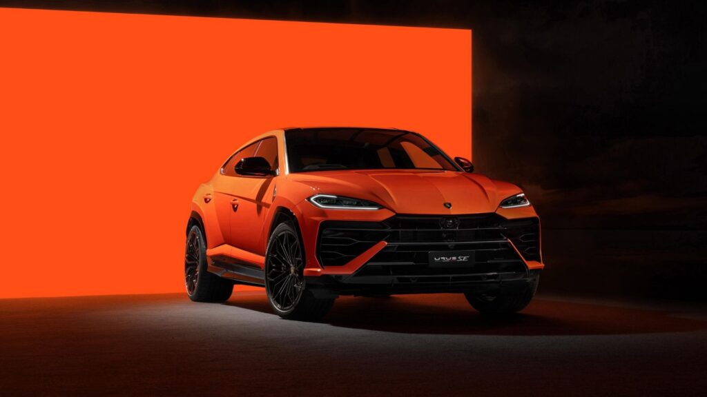 Lamborghini Urus SE 2024 fotograferad i studio.