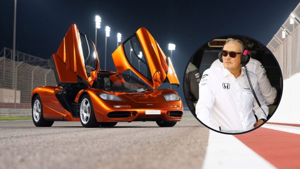 Mansour Ojjeh i McLaren-teamkläder samt McLaren F1 i Mansour Orange med öppna dörrar på en racerbana.