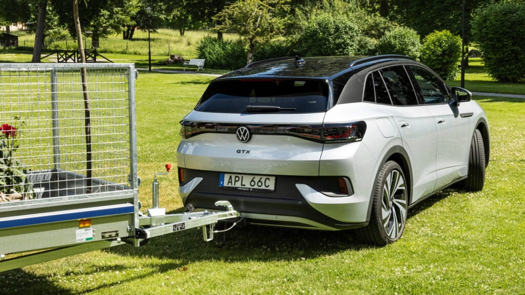 Volkswagen iD. 4 GTX med släpvagn.