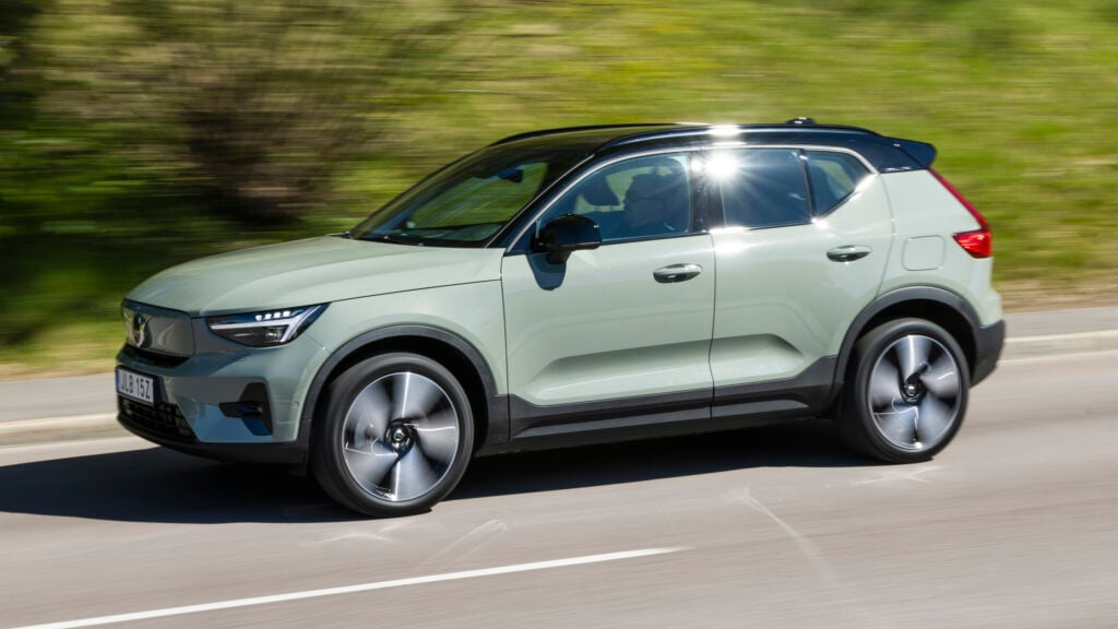 Volvo XC40 Recharge panorerad från sidan