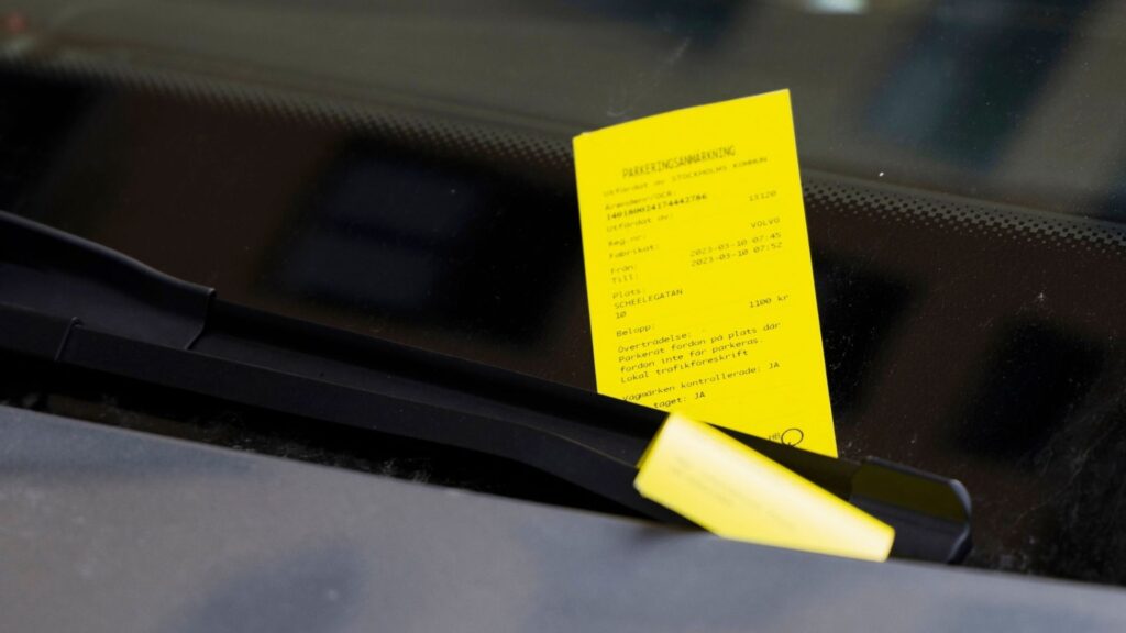 Parkeringsbot på bilruta, arkivbild