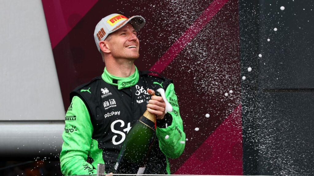 Nico Hülkenberg firar med champagne på pallen efter sin första topp tre-placering i F1, Silverstone 2025.