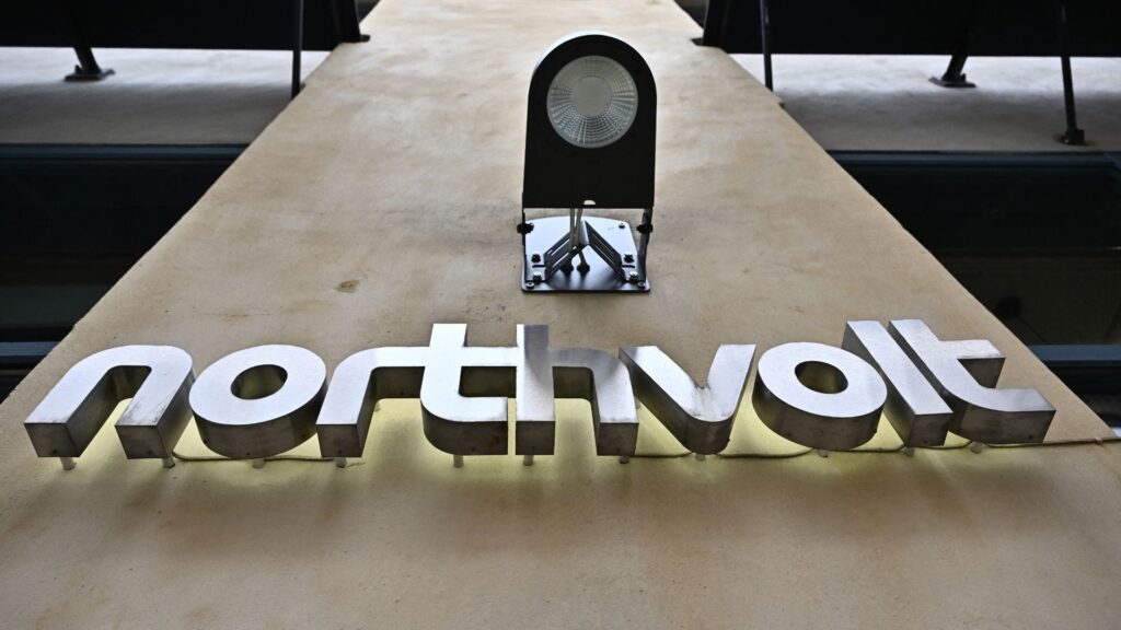 Northvolts logotyp på fabriksbyggnad i Gdansk.