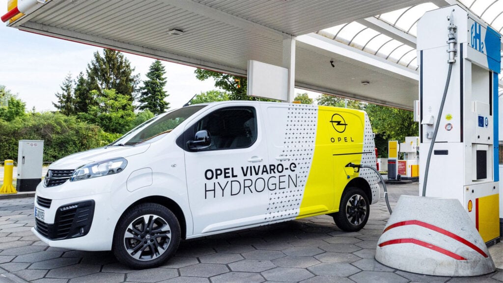 Opel Vivaro vätgasbil vid vätgastank.