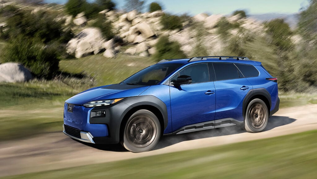 Blå Subaru E-Outback på grusväg.