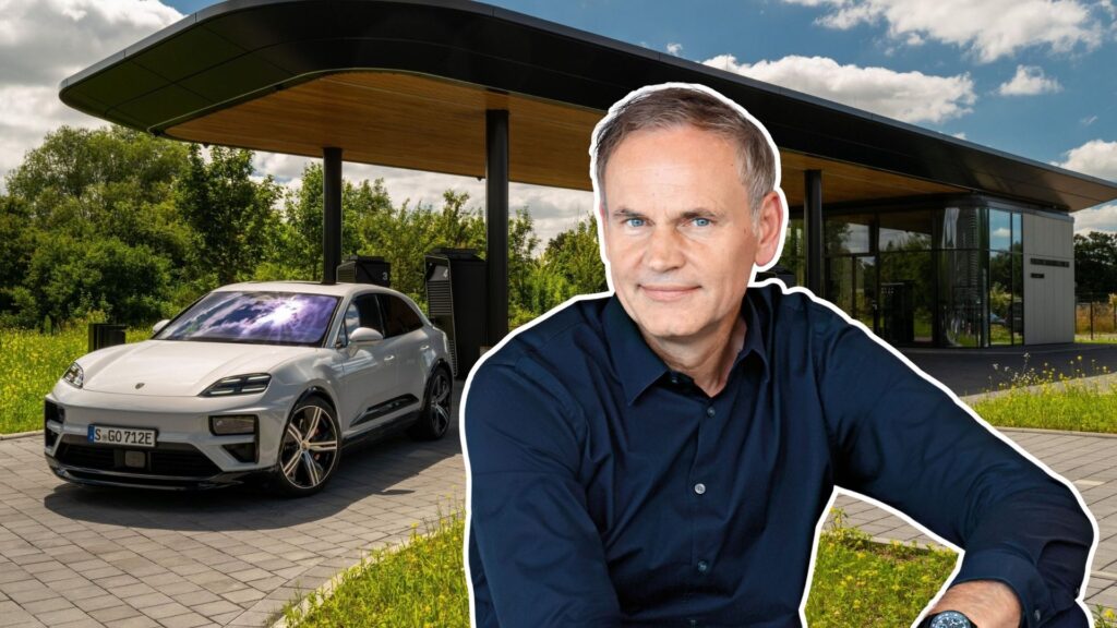 Oliver Blume framför en Porsche Macan Electric vid laddstation