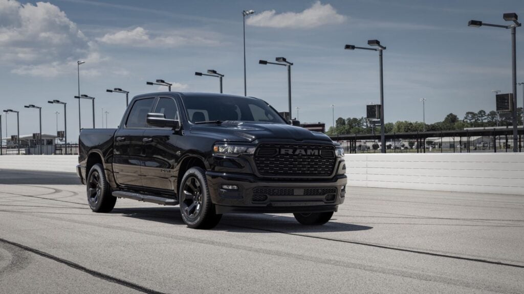 Svart Ram 1500 pickup körs på bana med sportigt uttryck.