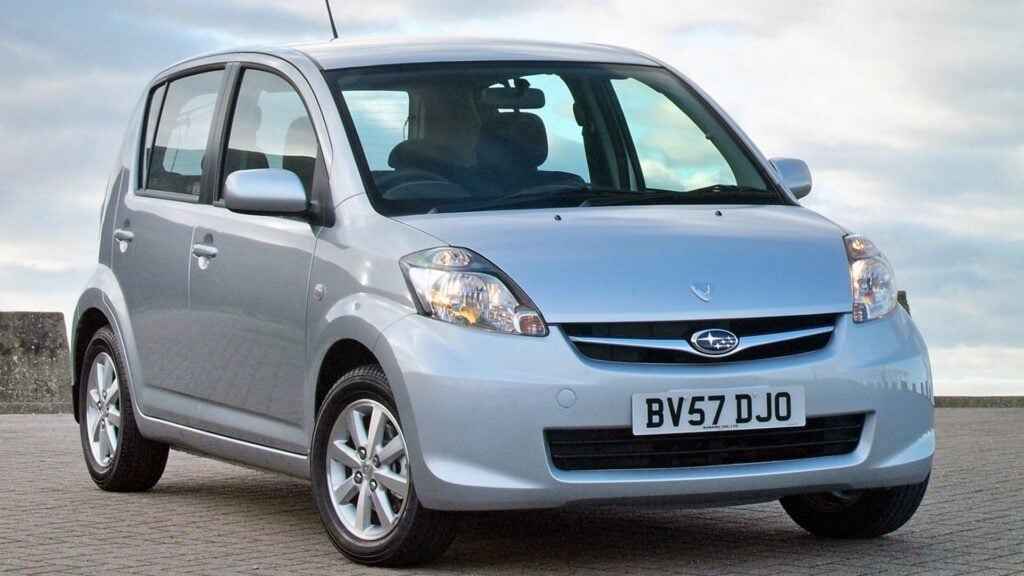 Subaru Justy 1.0 R av 2007 årsmodell, parkerad under blå himmel