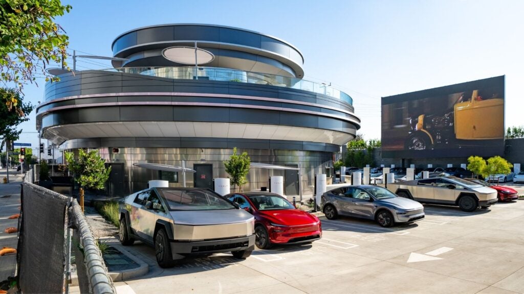 Exteriör av Tesla Diner med laddande Cybertruck och filmvisning