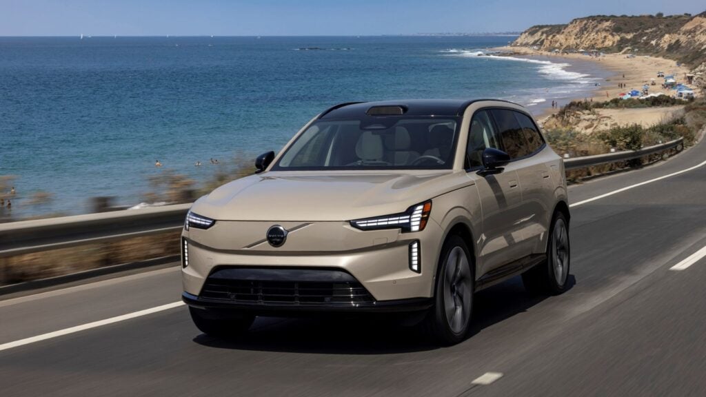 Volvo EX90 kör på landsväg, snett framifrån