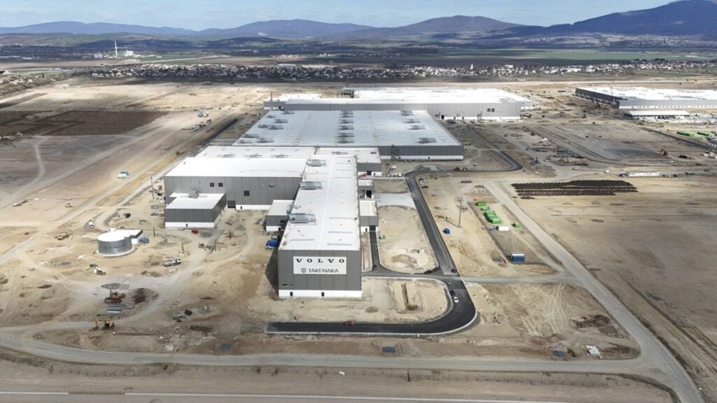Flygfoto över Volvos bilfabrik i Košice, Slovakien under konstruktion 2025