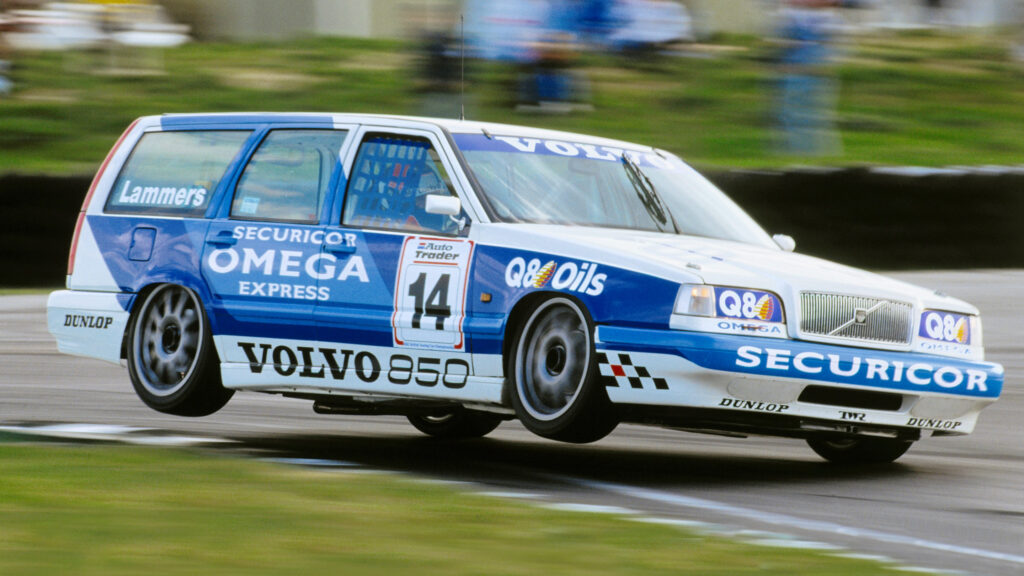 Volvo 850 Estate BTCC på två hjul genom kurva.