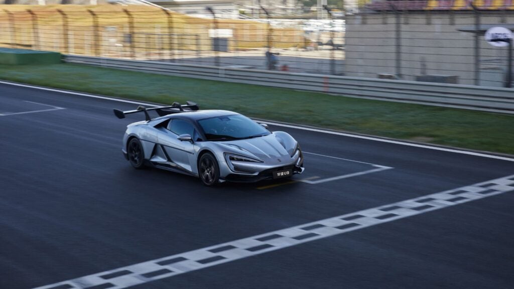 BYD Yangwang U9 kör på racingbana i Kina.