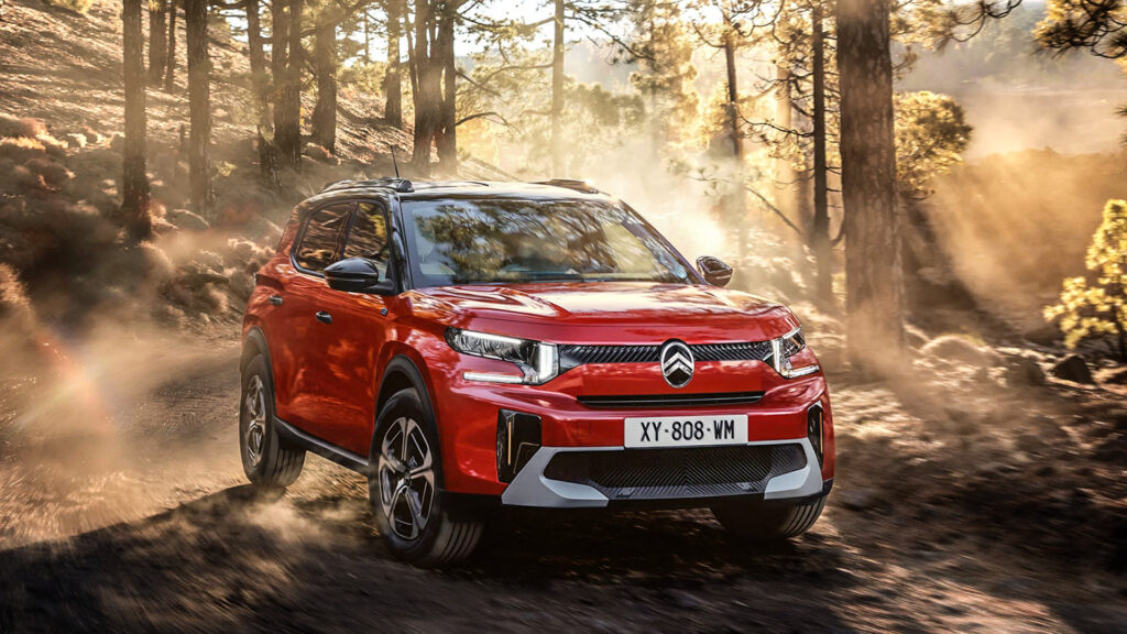 Röd Citroën ë-C3 Aircross som kör på skogsväg