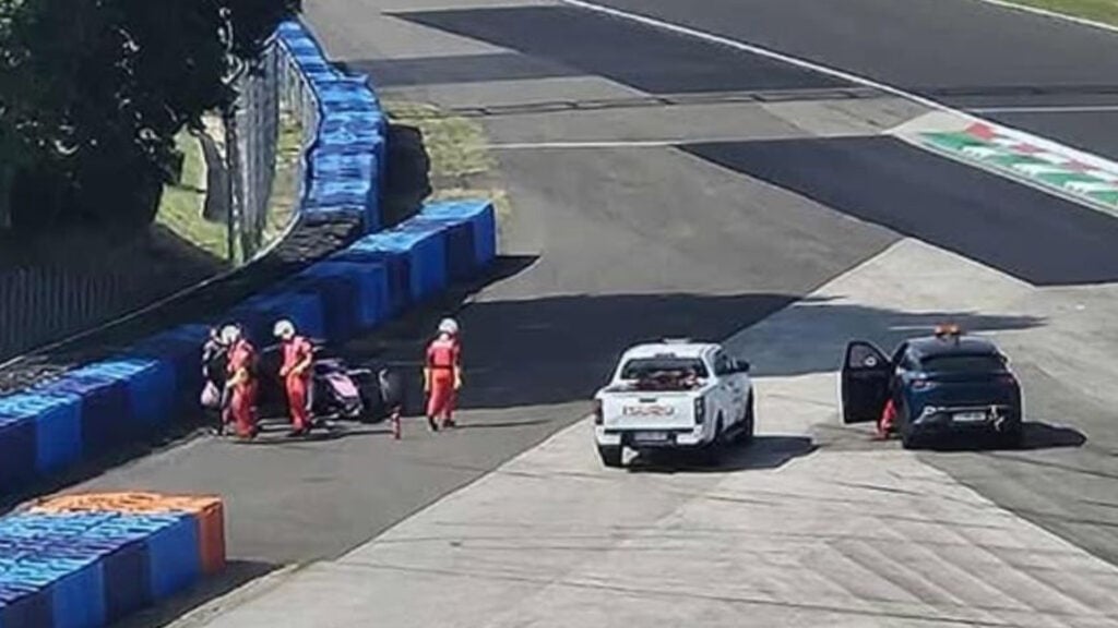 Kraschad Alpine-bil vid barriär på Hungaroring, omgiven av funktionärer.