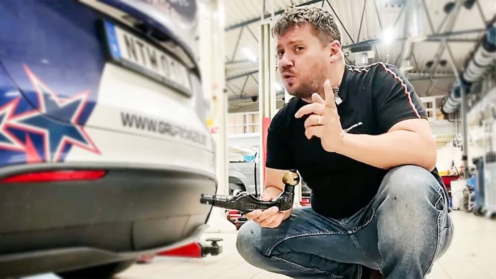 Fredrik Grufman viaar en krånglande dragkrok på en Tesla