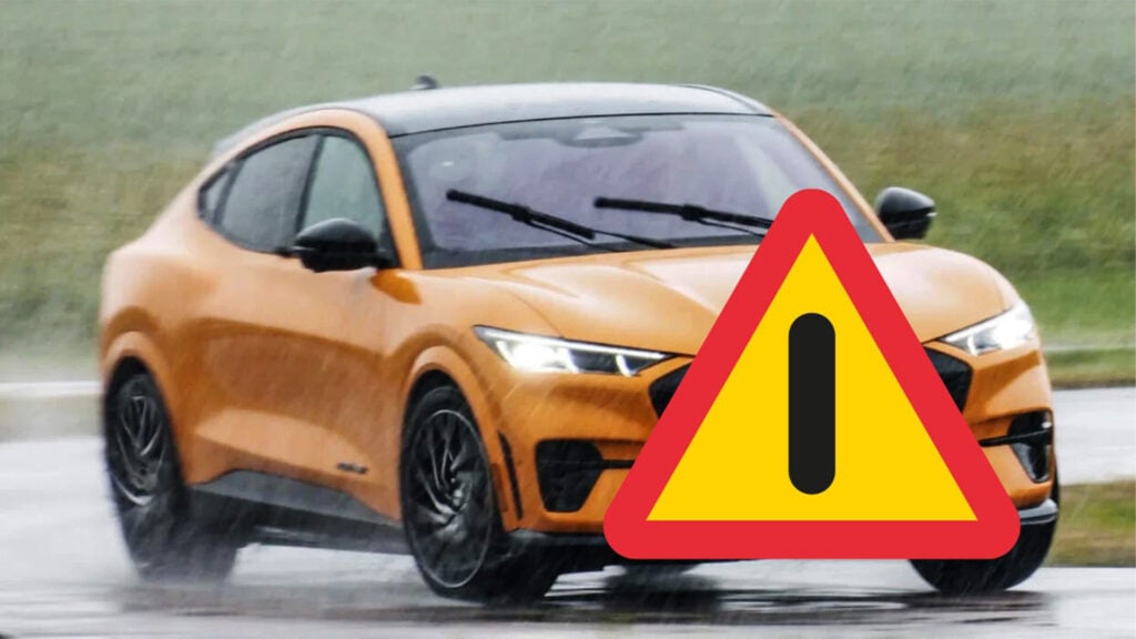 Ford Mustang Mach-E på regnig väg.