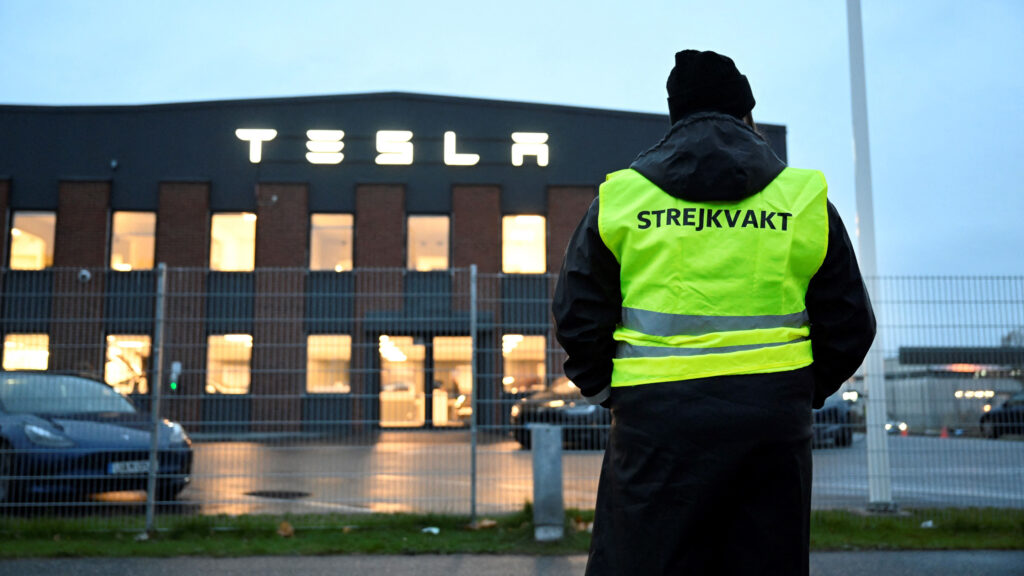 Strejkvakt utanför Tesla-verkstad i södra Stockholm.