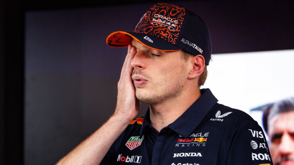 Max Verstappen med handen på ansiktet och ser frustrerad ut.