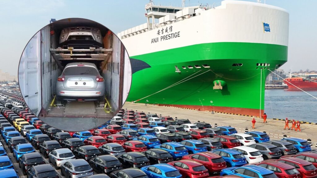 Kinesiska elbilar lastas på fartyg för export till Europa 2025.