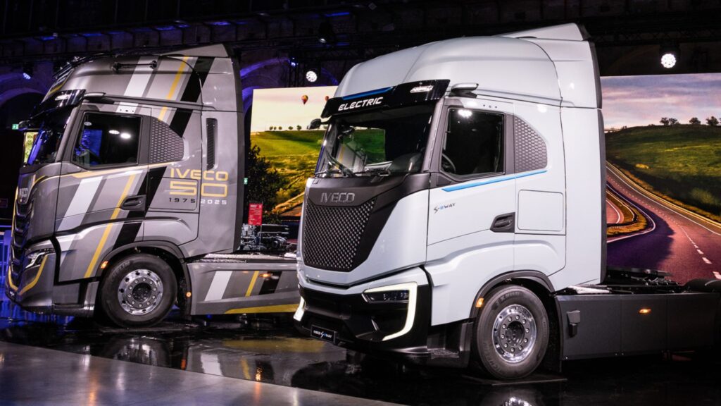 Eldriven Iveco S-eWay dragbil jämte Iveco S-Way Limited Edition.