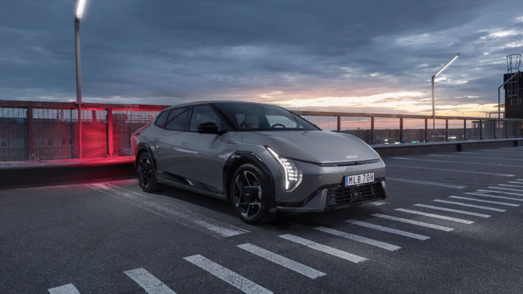 Kia EV4 2025 står parkerad i skymningsljus.