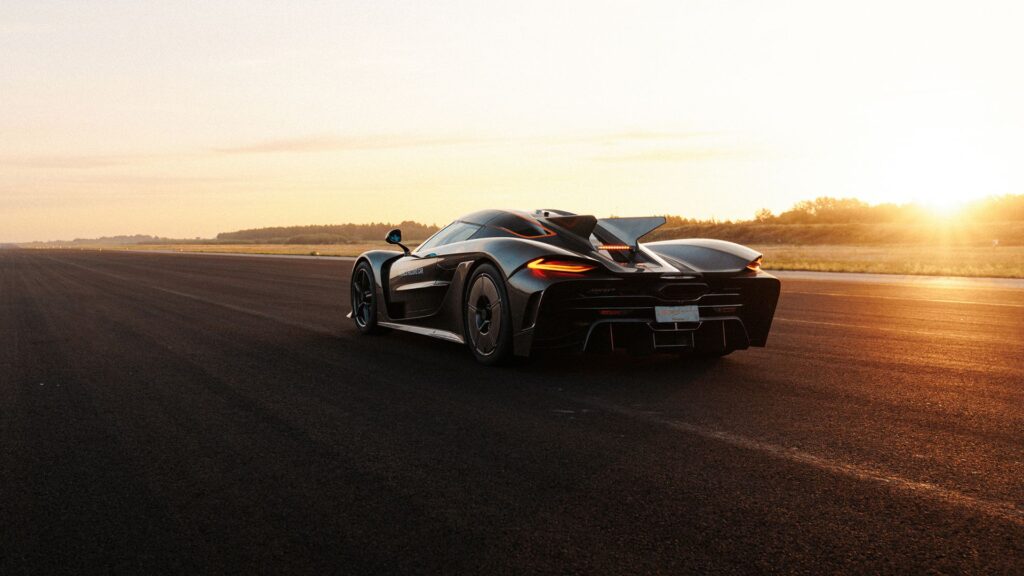 Koenigsegg Jesko Absolut på startbanan i solnedgång, Örebro flygfält.