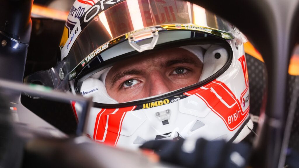 Max Verstappen med hjälm där Jumbo-logotypen syns