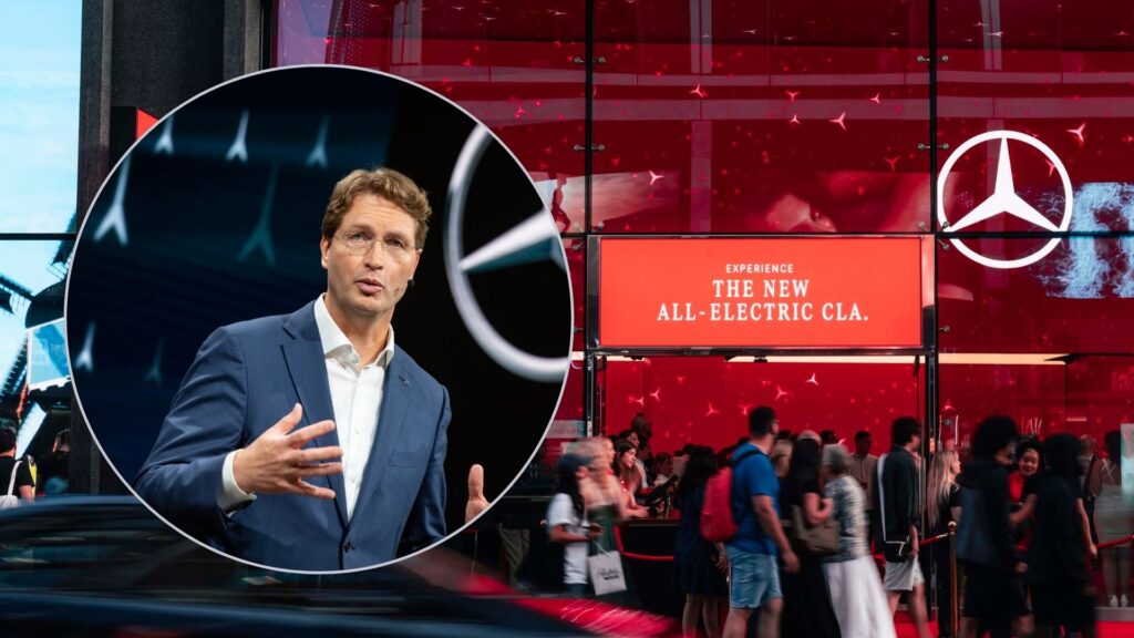 Ola Källenius framför Mercedes-logotyp och skylt om ny elbil.