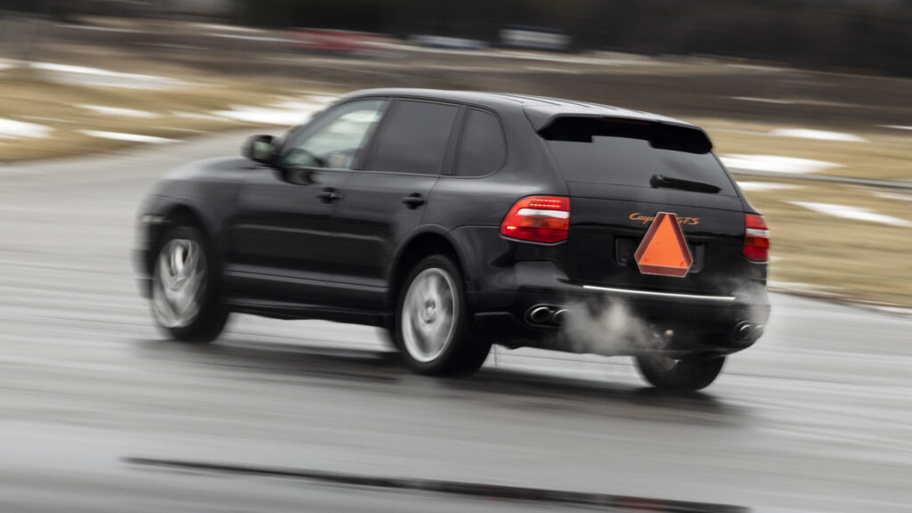 Svart Porsche Cayenne A-traktor