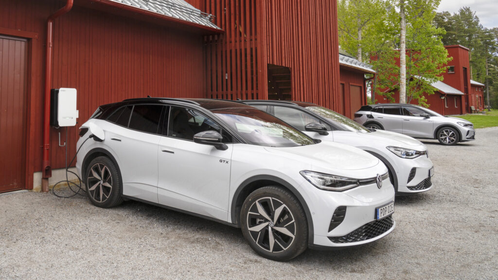 Tre Volkswagen ID.4 på laddning.