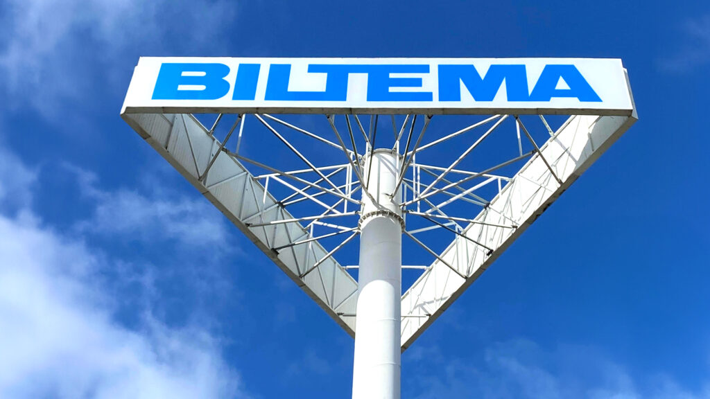 Biltema-skylt mot blå himmel
