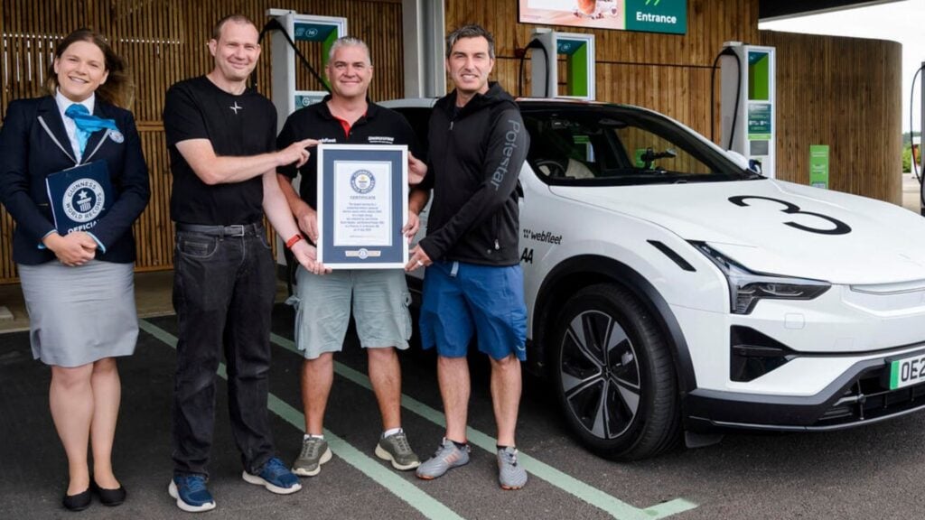 Förarteamet med Guinness världsrekorddiplom bredvid Polestar 3 efter rekordkörningen.