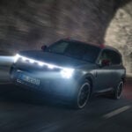 Grå Smart #5 snett framifrån kör i tunnel.