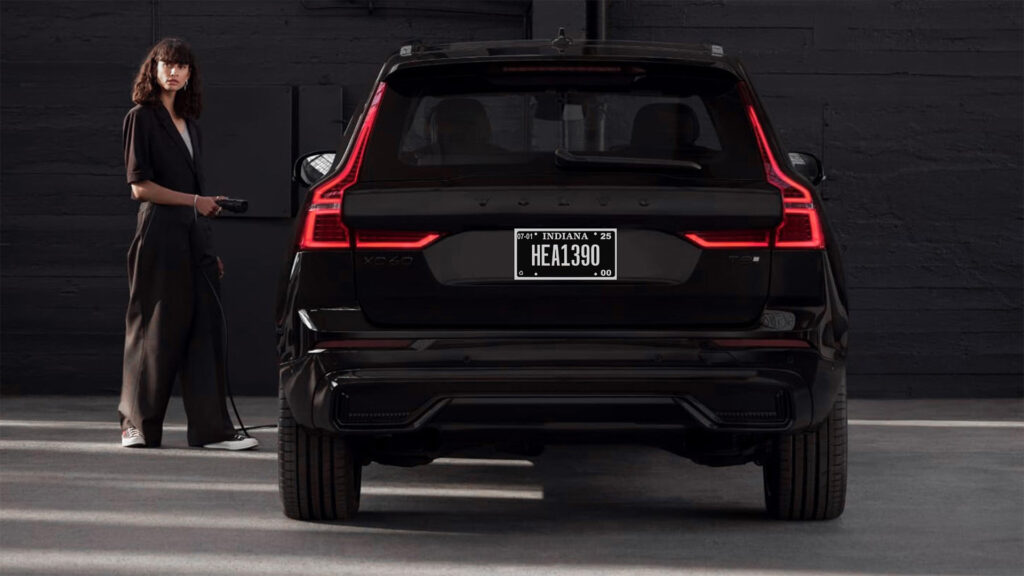Volvo XC60 Black edition med svarta nummerplåtar från Indiana.