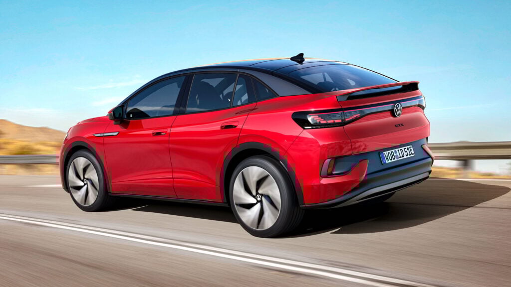 Röd Volkswagen ID. 5 snett bakifrån.