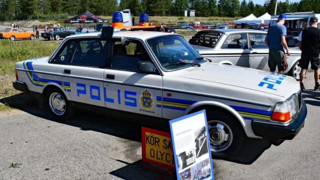Volvo 244 polisbil från 1987 med blåljus fotograferad på bilträff.