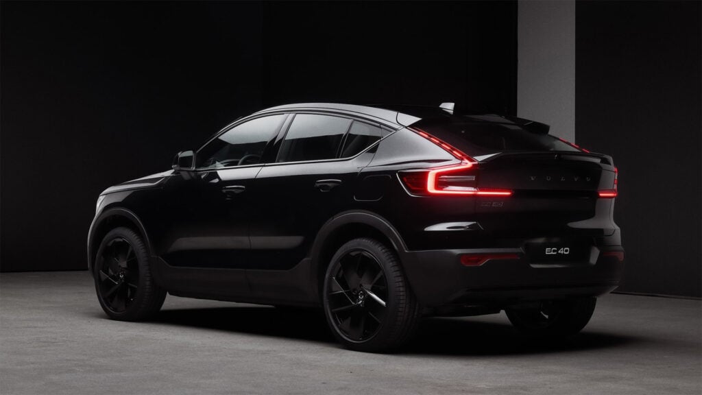 Volvo EC40 black edition snett bakifrån I studio.