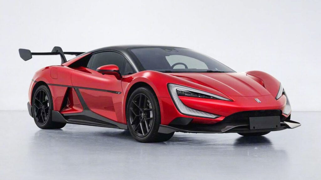 Röd Yangwang U9 Track Edition snett framifrån