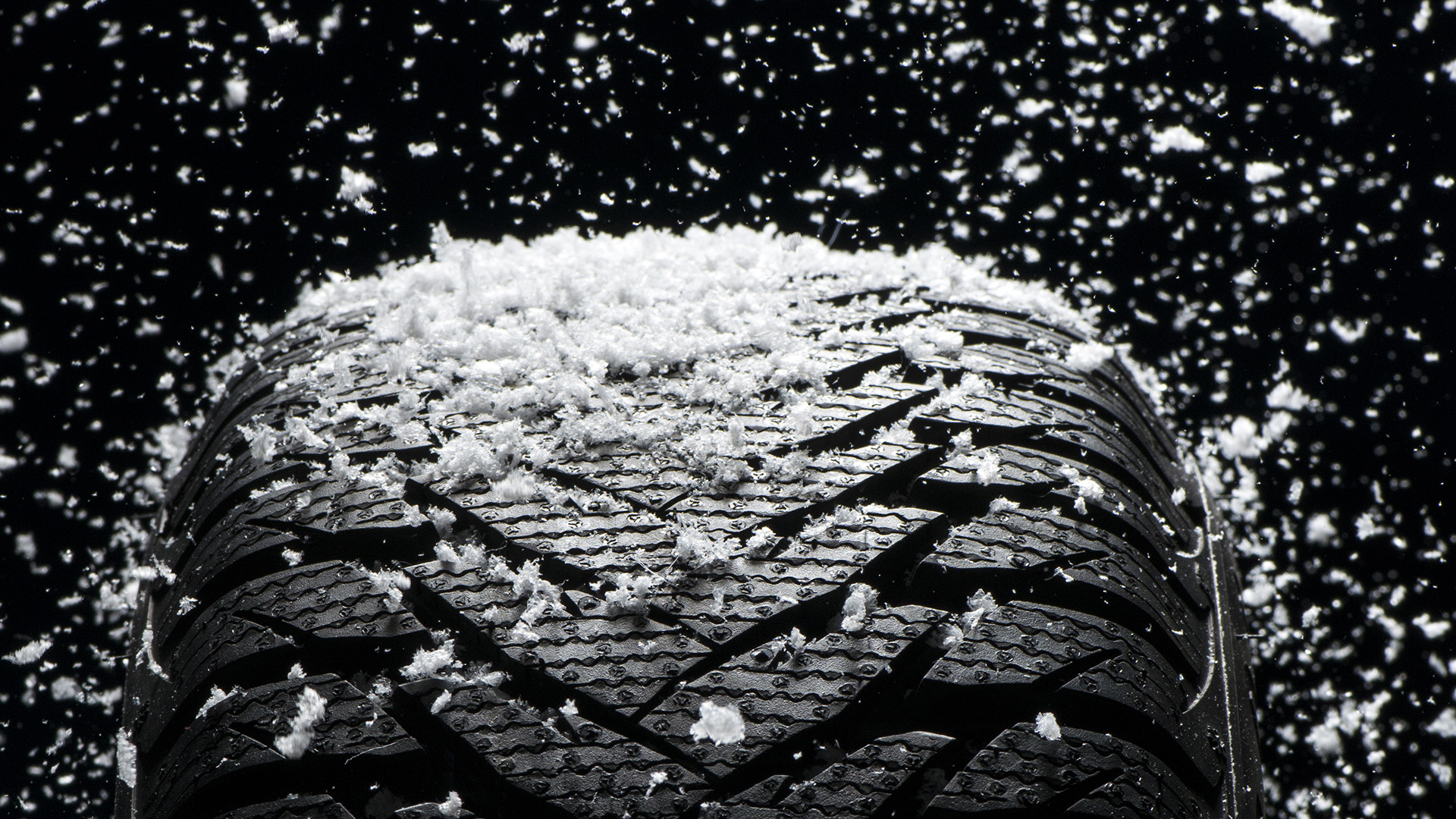 Vinterdäck med fallande snöflingor.