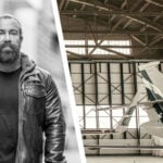 Jan Emanuel inklippt på en bild på en flyghangar.